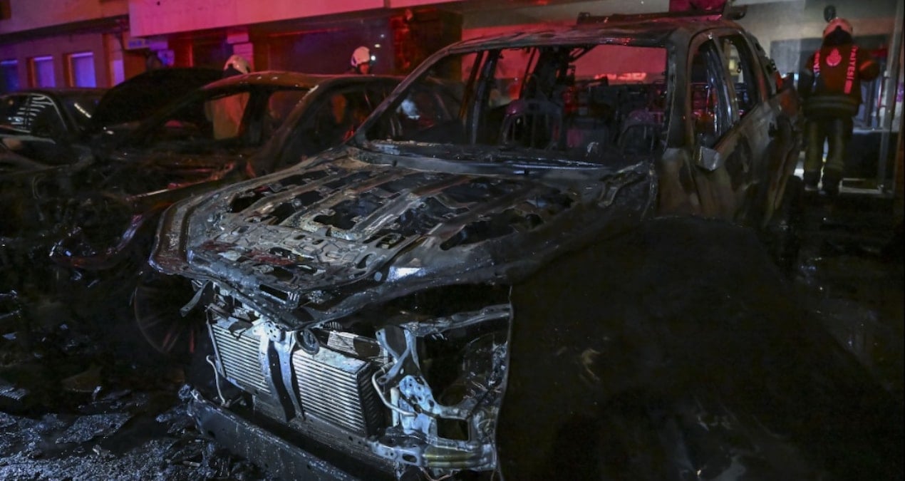 İstanbul'un göbeğinde 14 lüks araç küle döndü