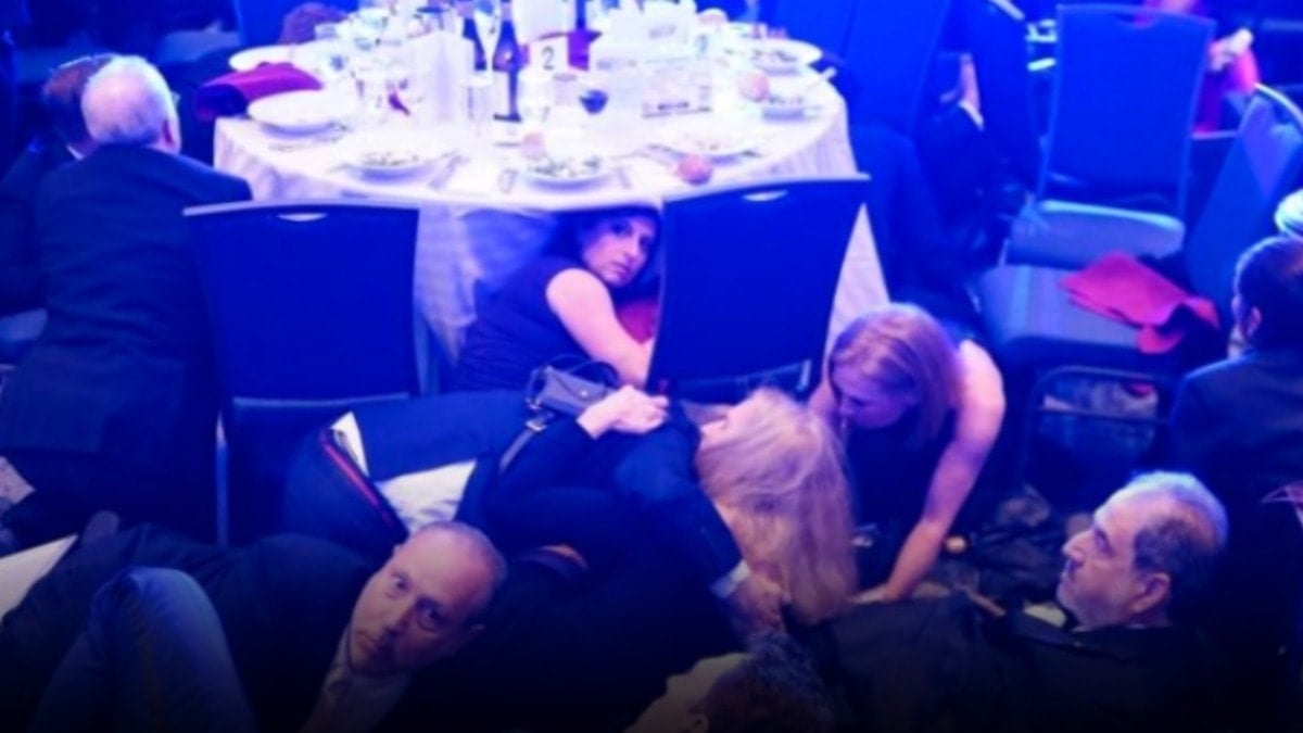 Trump, silah sesleri sonrası salondan apar topar çıkarıldı