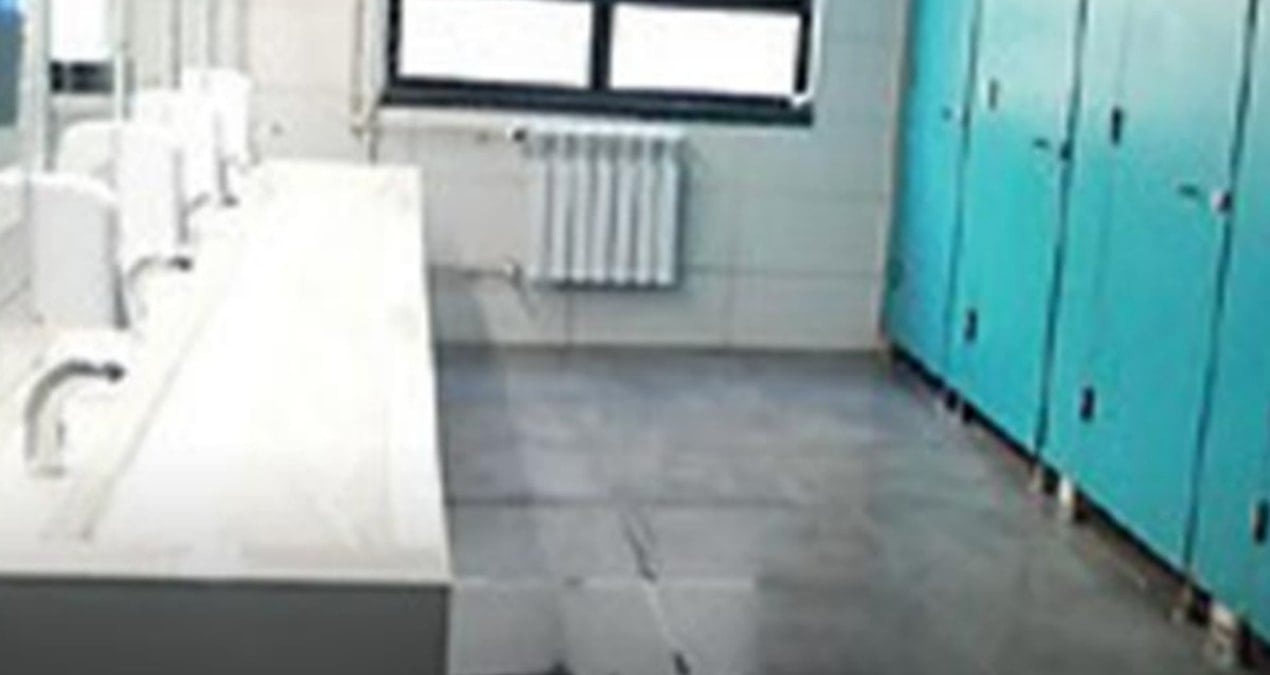 Ortaokul tuvaletinde tabanca