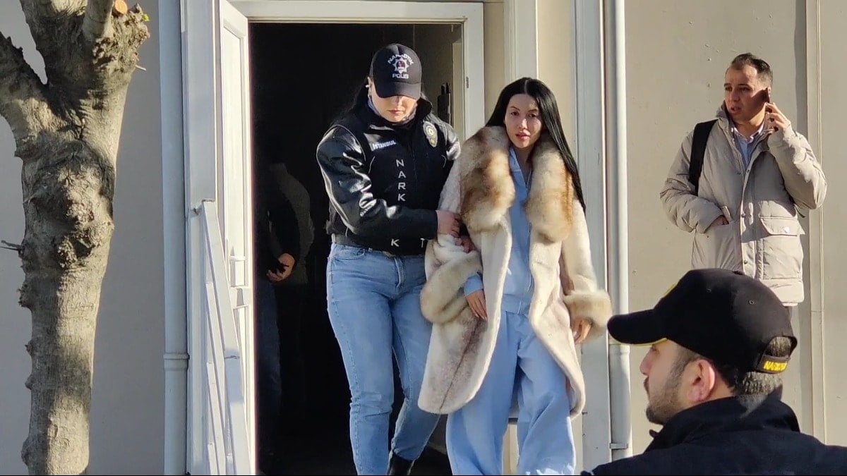 Böyle teşhirle ünlü olmayan de ünlenir!