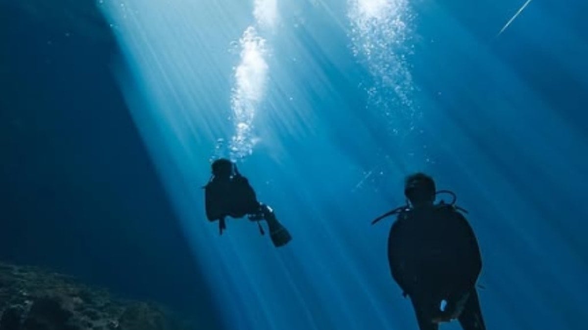 Ünlü isim kadim uygarlığa ait mağarayı keşfetmek için 50 metre daldı