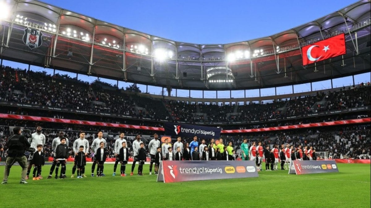 Sessiz maçta gür ses! Beşiktaş taraftarından madencilere destek