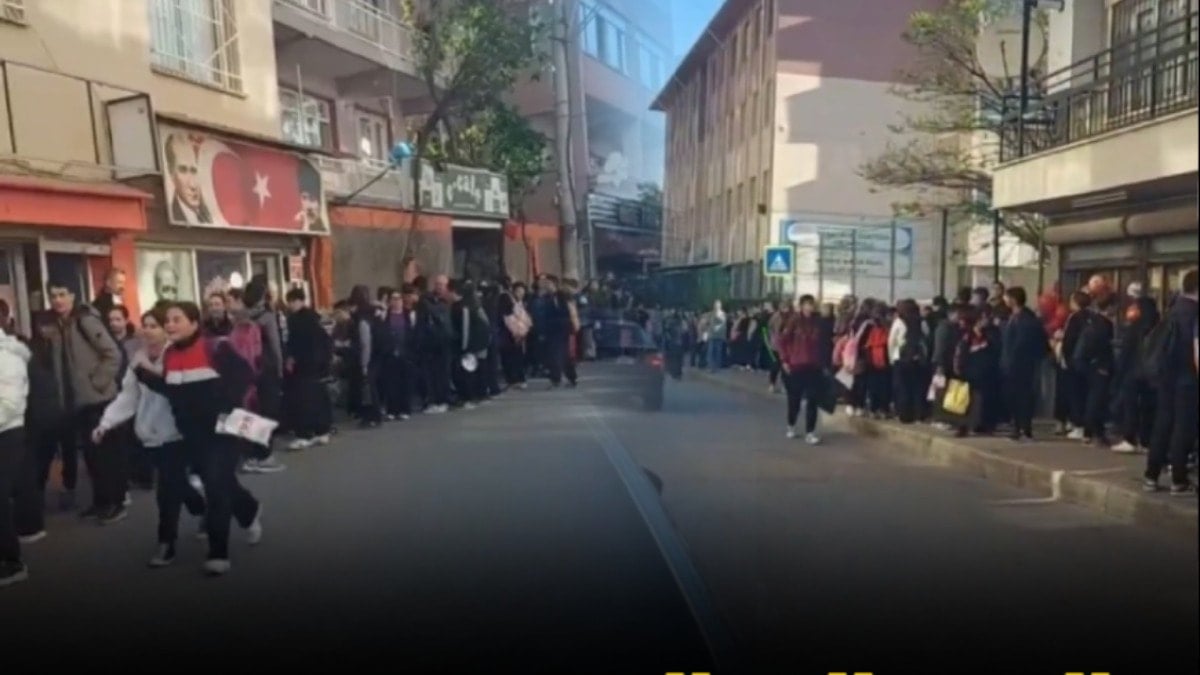 Okul saldırılarının ardından çekilen görüntü tartışma yarattı