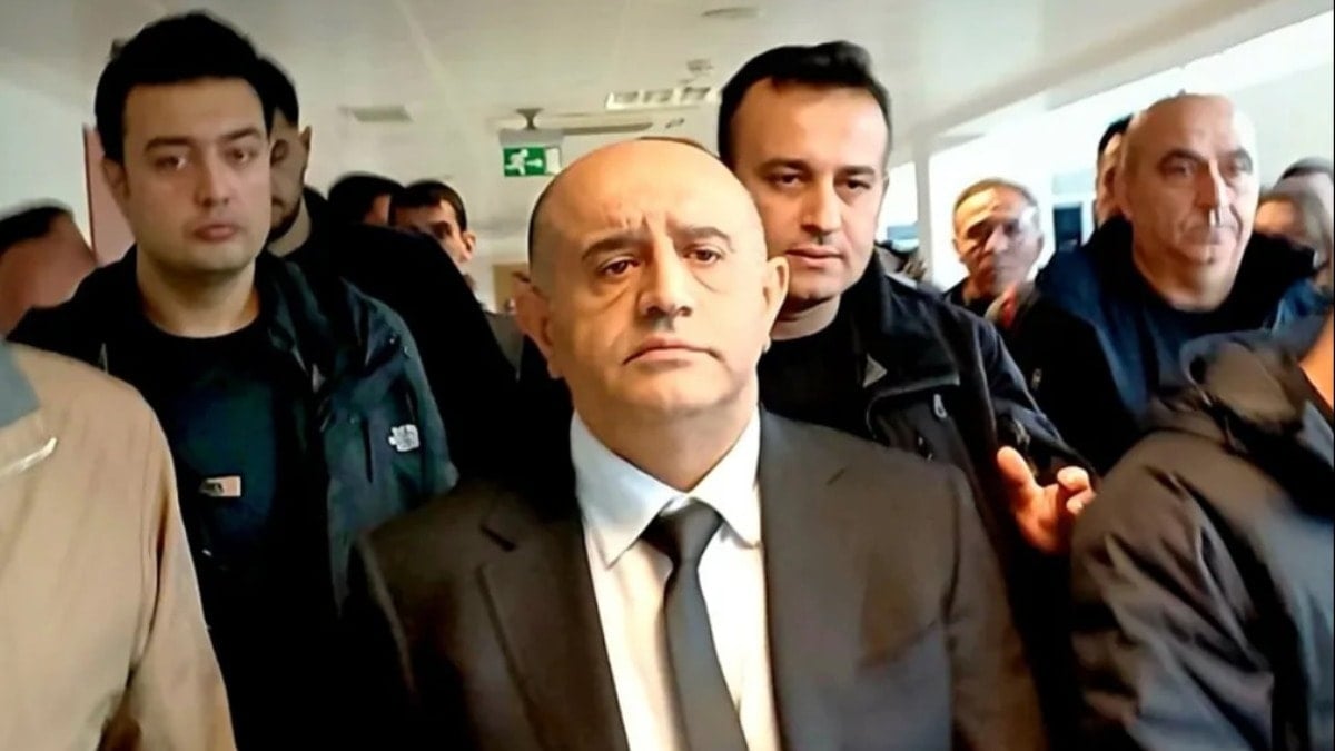 Kapalı yerde sigara içti korumayla VIP’ten geçti