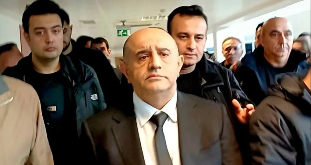 Kapalı yerde sigara içti korumayla VIP’ten geçti