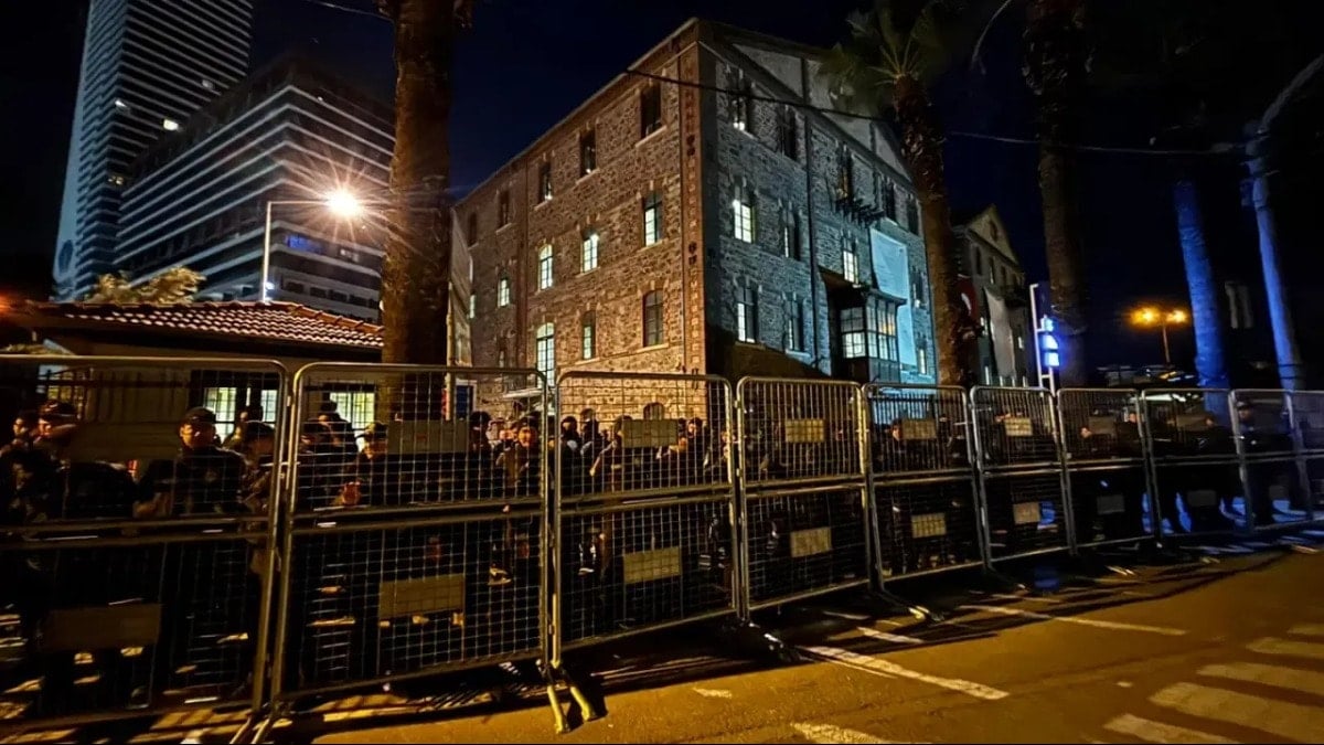 İzmir'de şafak baskını: Meslek Fabrikası'nda polis ablukası