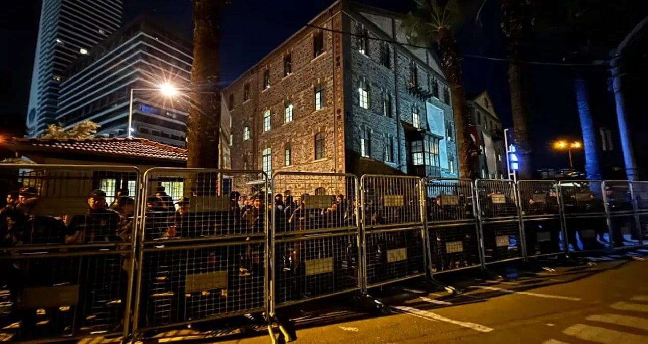 İzmir'de şafak baskını: Meslek Fabrikası'nda polis ablukası