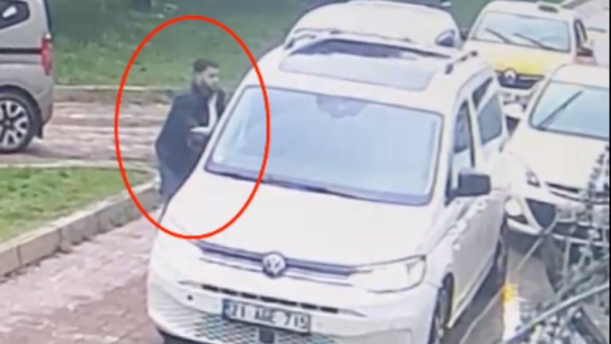 Araçla su sıçrattı, tepki gösteren çocuğu dövdü!