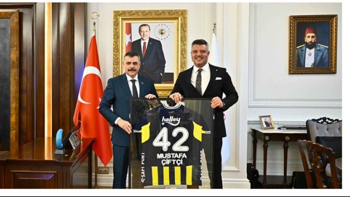 Sadettin Saran ziyaret etti ortaya çıktı : Bakan makam odasına Abdülhamid tablosu astı