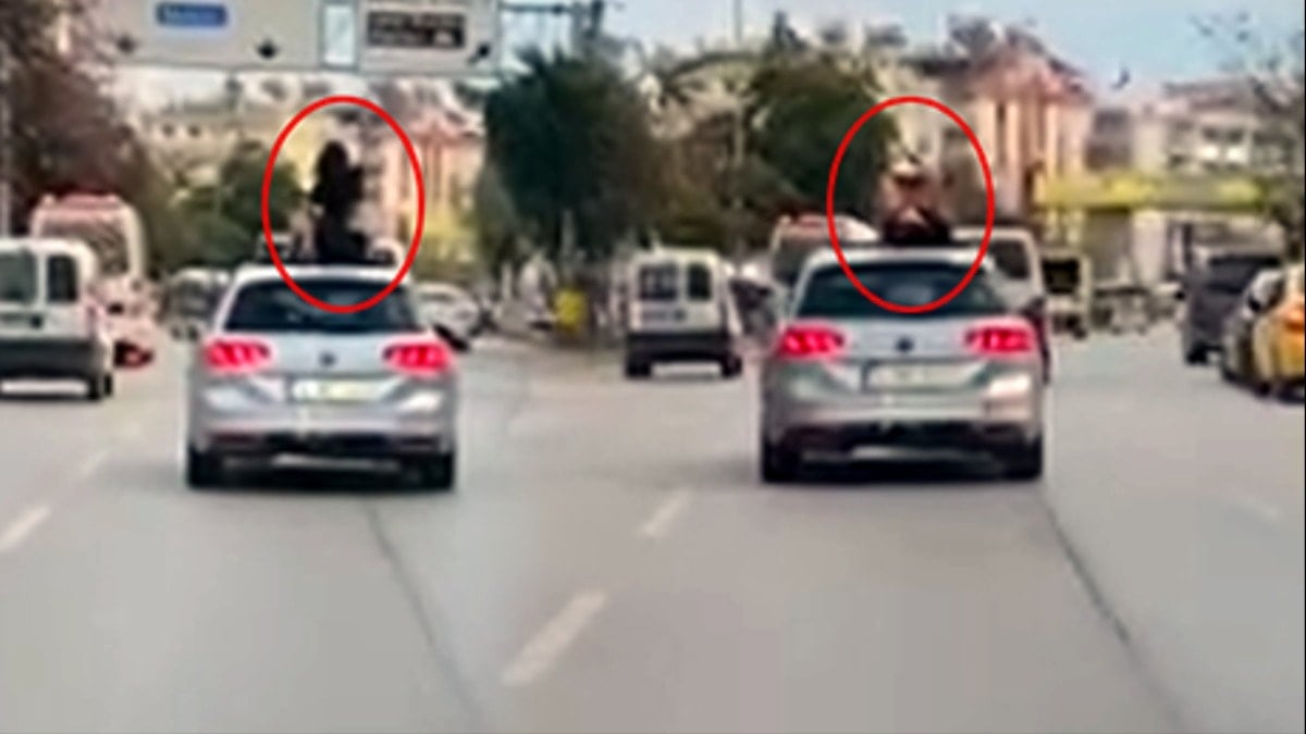 Trafiğin ortasında arabanın tavanında dans etmeye başladı
