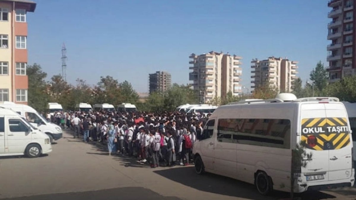 Okul çıkışında dehşet yaşandı: 20 öğrencinin bindiği servis tarandı