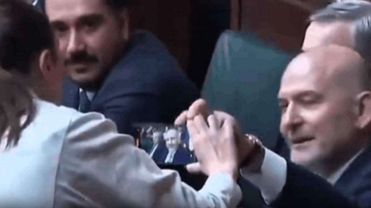 Süleyman Soylu 'Gülistan Doku'nun adını duyunca kadın gazeteciye saldırdı