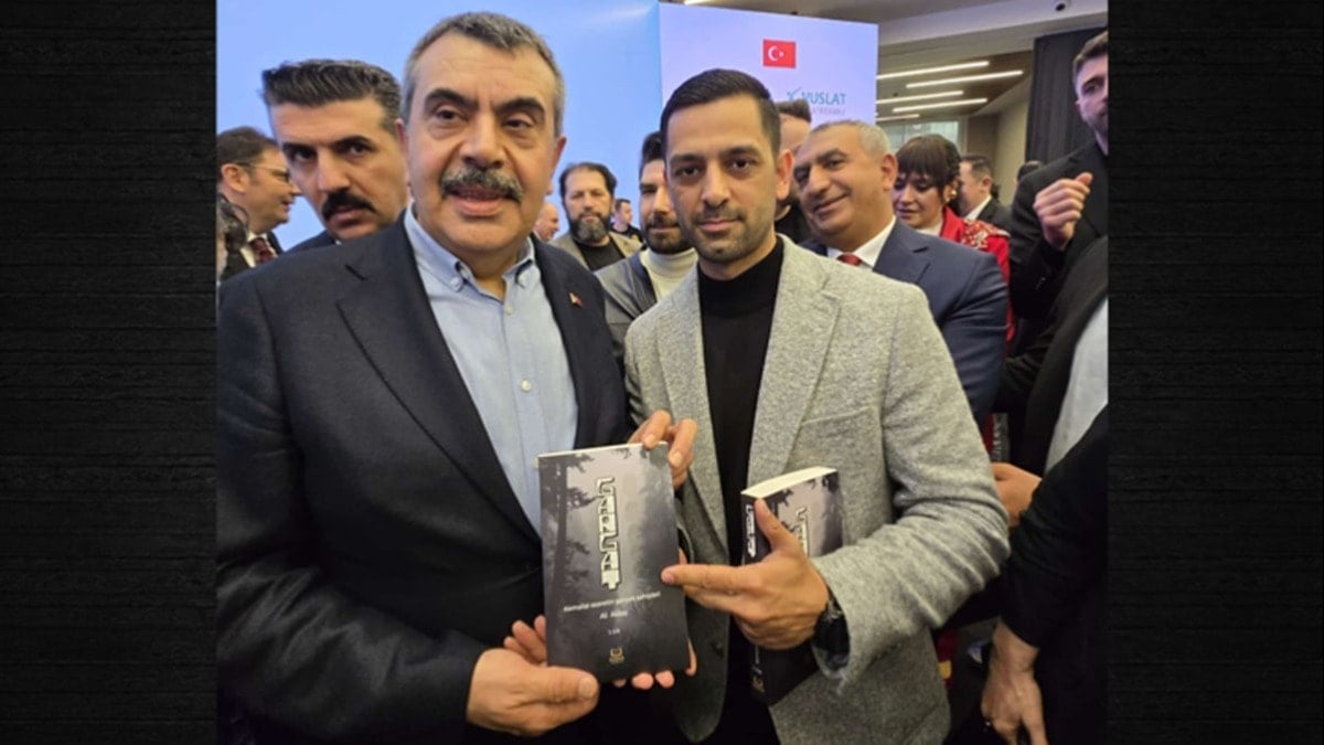 Cumhuriyet düşmanının kitabını tanıttı