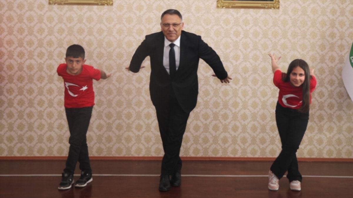 Rektörlük makamını devralan çocuklardan ‘Kartal Dansı’