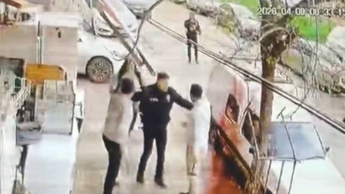 Sokak ortasında engelli gence saldırı! Annesine de acımadılar