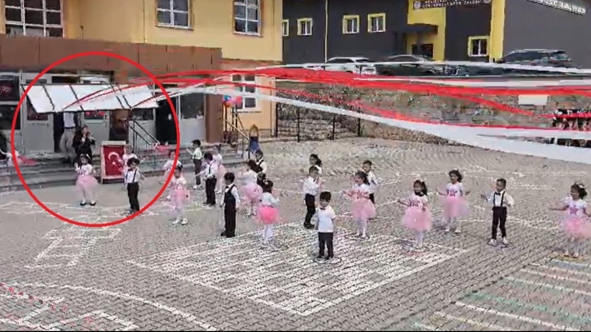 Okul gösterisinde can pazarı! Anaokulu öğrencilerinin üstüne tabela düştü