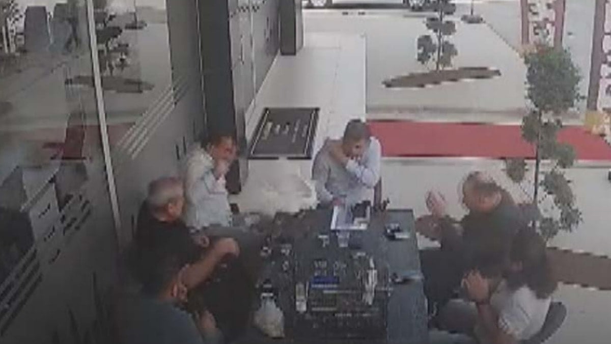 Karşı binadan uçarak geldi, masadakiler neye uğradığını şaşırdı!