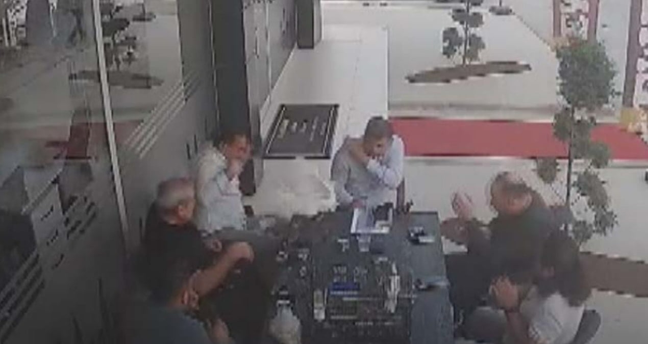 Karşı binadan uçarak geldi, masadakiler neye uğradığını şaşırdı!