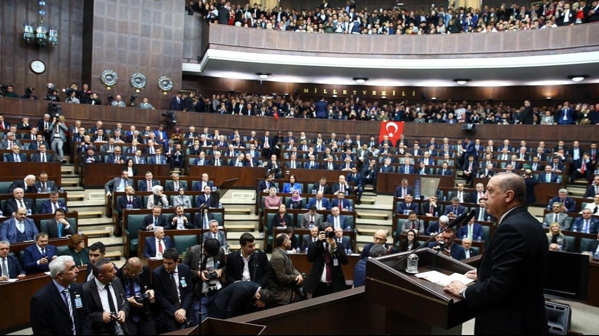Dört belediye başkanı AKP’ye geçiyor: Rozetleri Erdoğan takacak