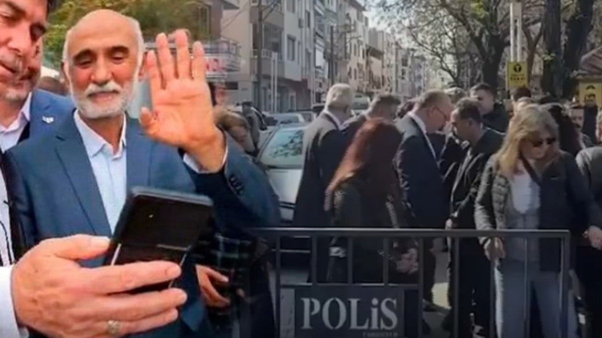 Atatürk'e hakaret cezasız kaldı! Beraat eden öğretmen 'Tekbirlerle' karşılandı