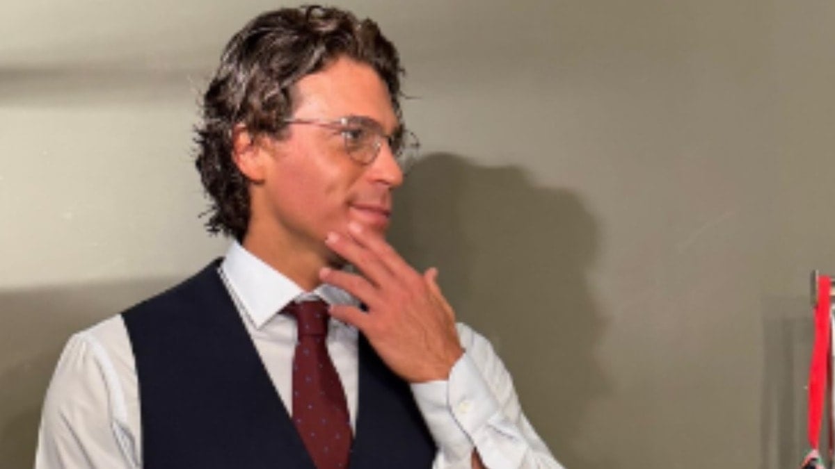 Yıllar sonra sakallarını kestirdi: Sevilen oyuncuyu kimse tanıyamadı