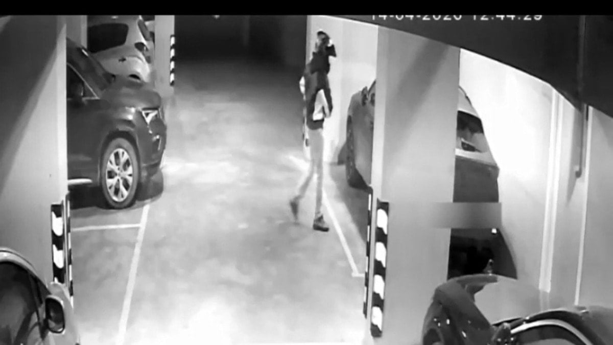 Ümraniye'de park halindeki otomobilden 2 kilo altın ve 60 bin Euro çaldı