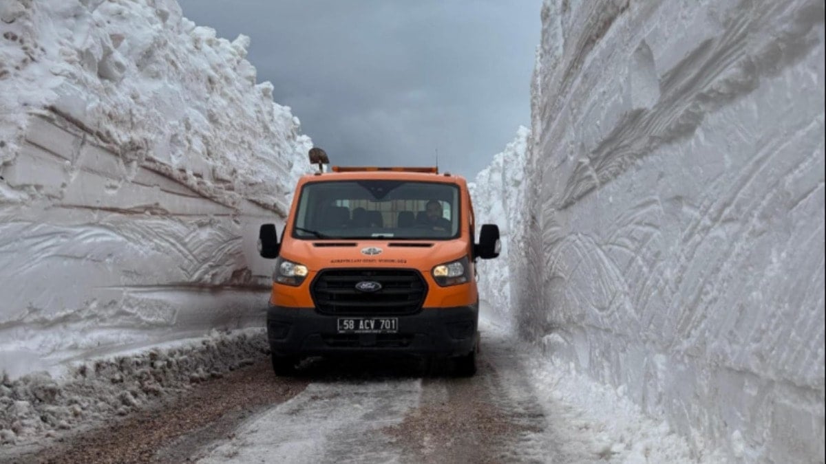 Erzincan’da 4 metreyi aşan karla mücadele