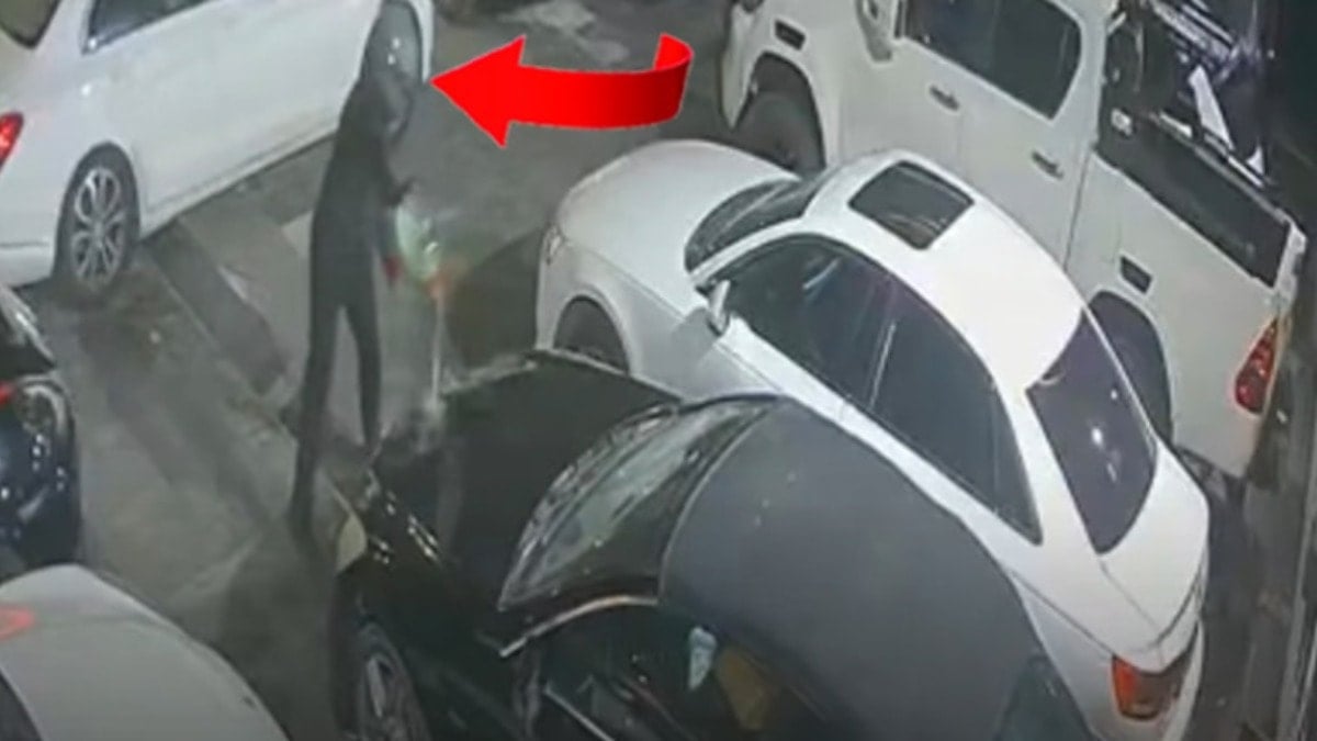 İstanbul'un göbeğinde 100 milyonluk araçları benzin döküp yaktılar