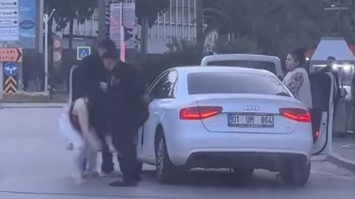 Dövdükleri kadını arabadan atıp devam ettiler