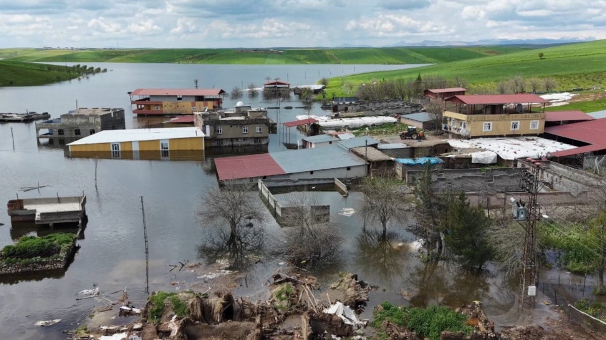 Kapaklar açıldı baraj suları ilçeyi sular altında bıraktı