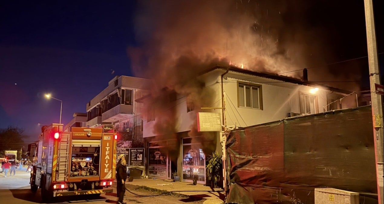 Mahalle yanarken onlar TV'den derbiyi izledi