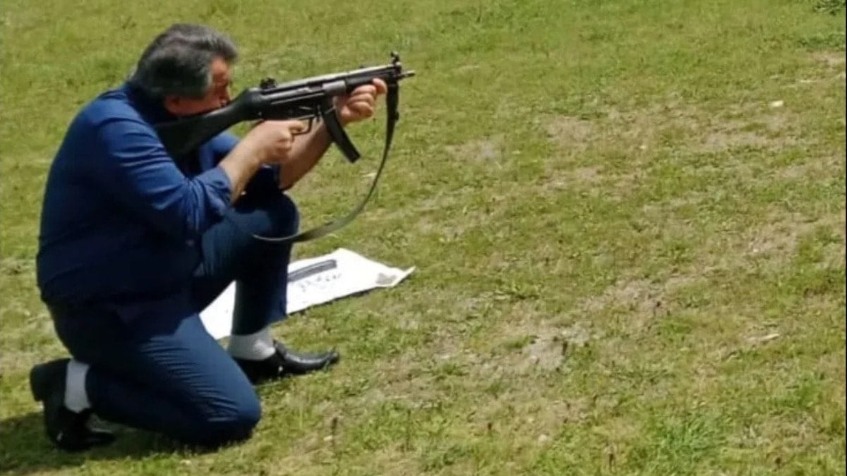 Milli eğitim müdürü müsün, Milli Savunma Bakanı mı?