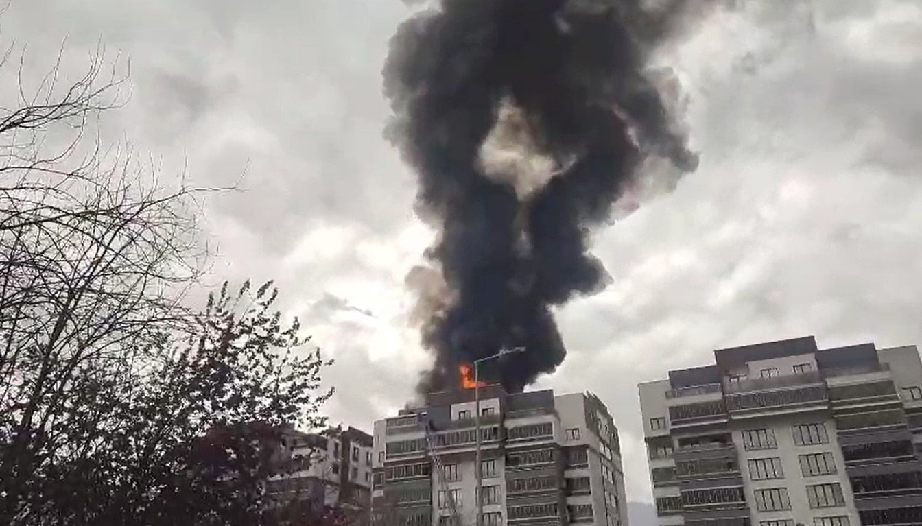 8 katlı apartmandaki yangında mahsur kalan 2 kişi kurtarıldı