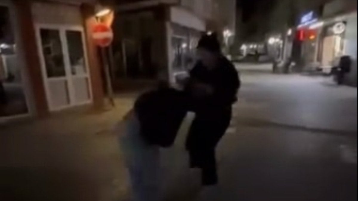 İnegöl'de 'ihbar' kavgası: Genç kızların saç saça girdiği anlar kamerada