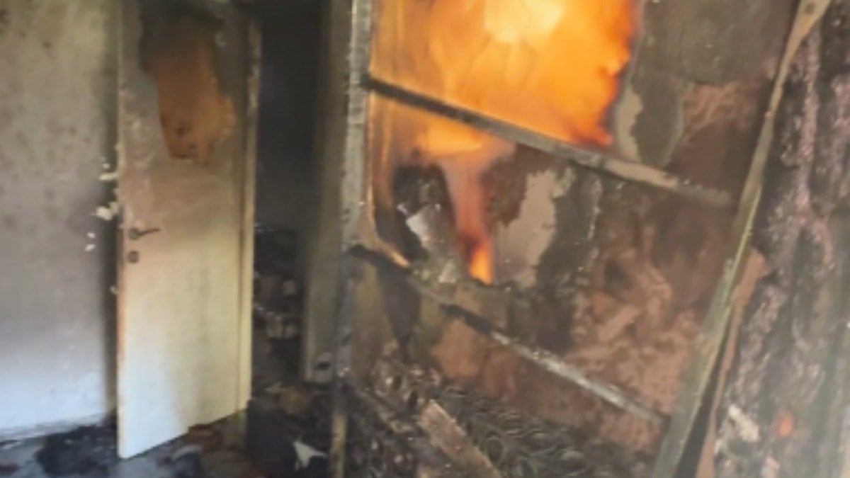 Yatağında unuttuğu sigara evini küle çevirdi