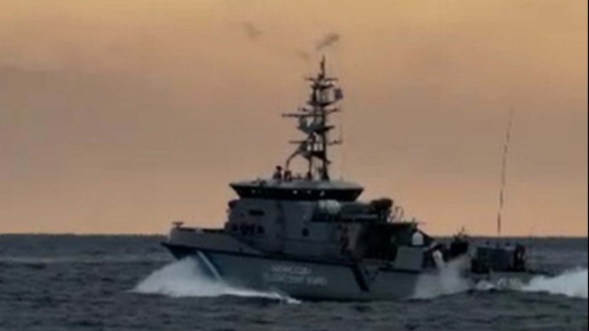 Türk balıkçı teknesine taciz böyle engellendi: Türk Sahil Güvenliği kovaladı, Yunan botu kaçtı