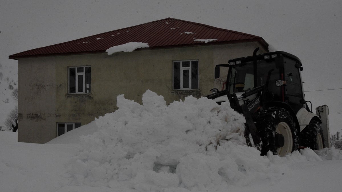 9,5 metre kar yağdı, 82 köye ulaşılamıyor