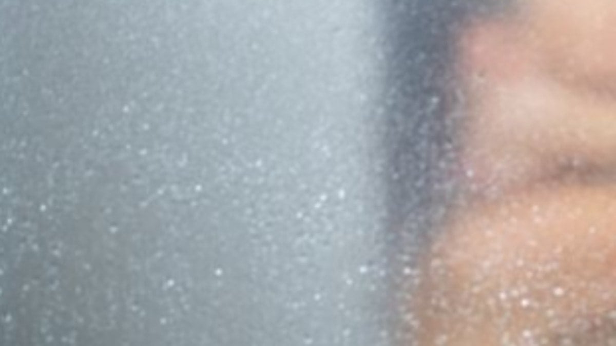 Bir şehir bu sapığı konuşuyor: Duvarını deldi kamerayla duş alan kadınları izledi!