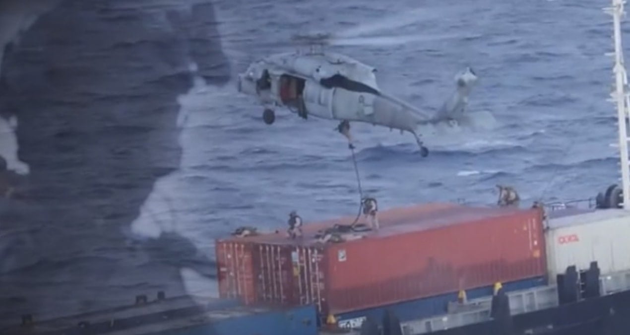 ABD askerleri gemiye çıkarma yaptı! Umman Denizi’nde hareketli anlar