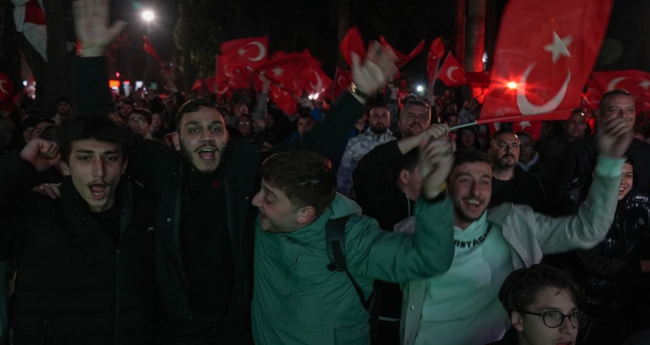 Tarihi maç dev ekranlardan takip edildi!