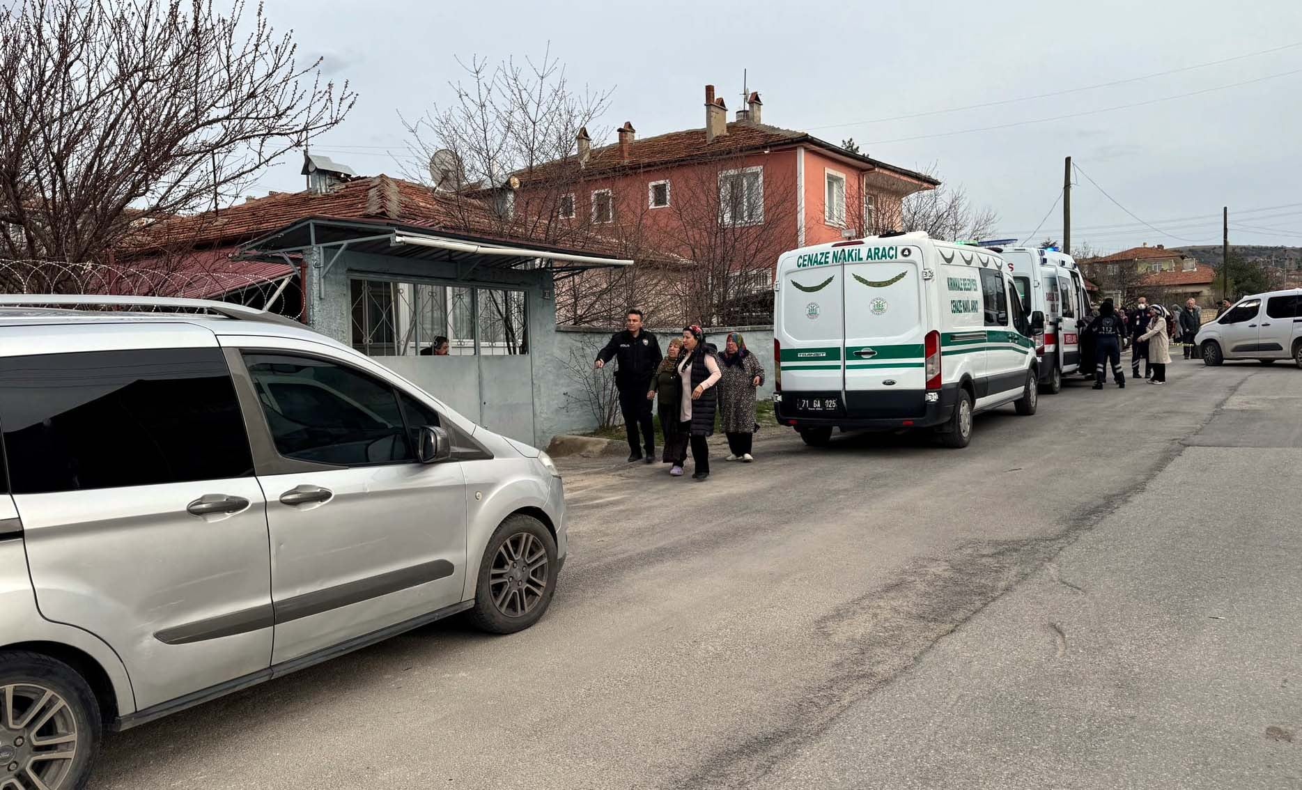 İki kardeş babalarını bıçak ve baltayla öldürdü