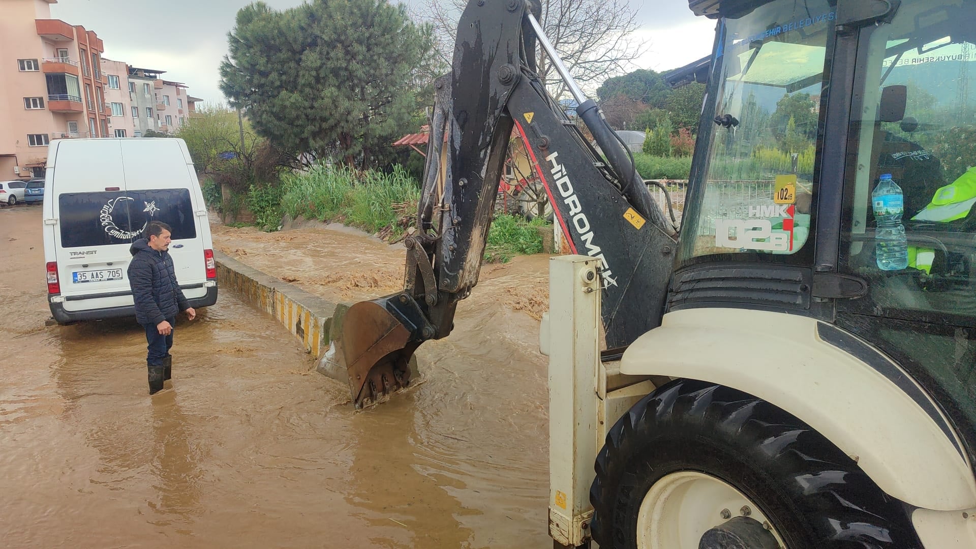 İzmir'de sağanak etkili oldu... Cadde ve sokaklarda birikintiler oluştu