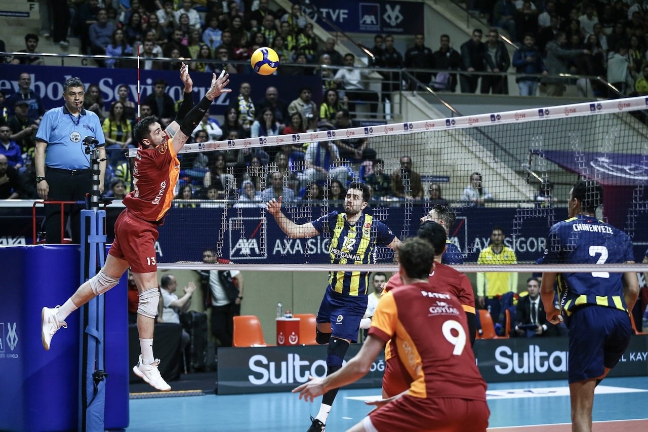 Galatasaray derbide Fenerbahçe'yi devirdi, finale yükseldi