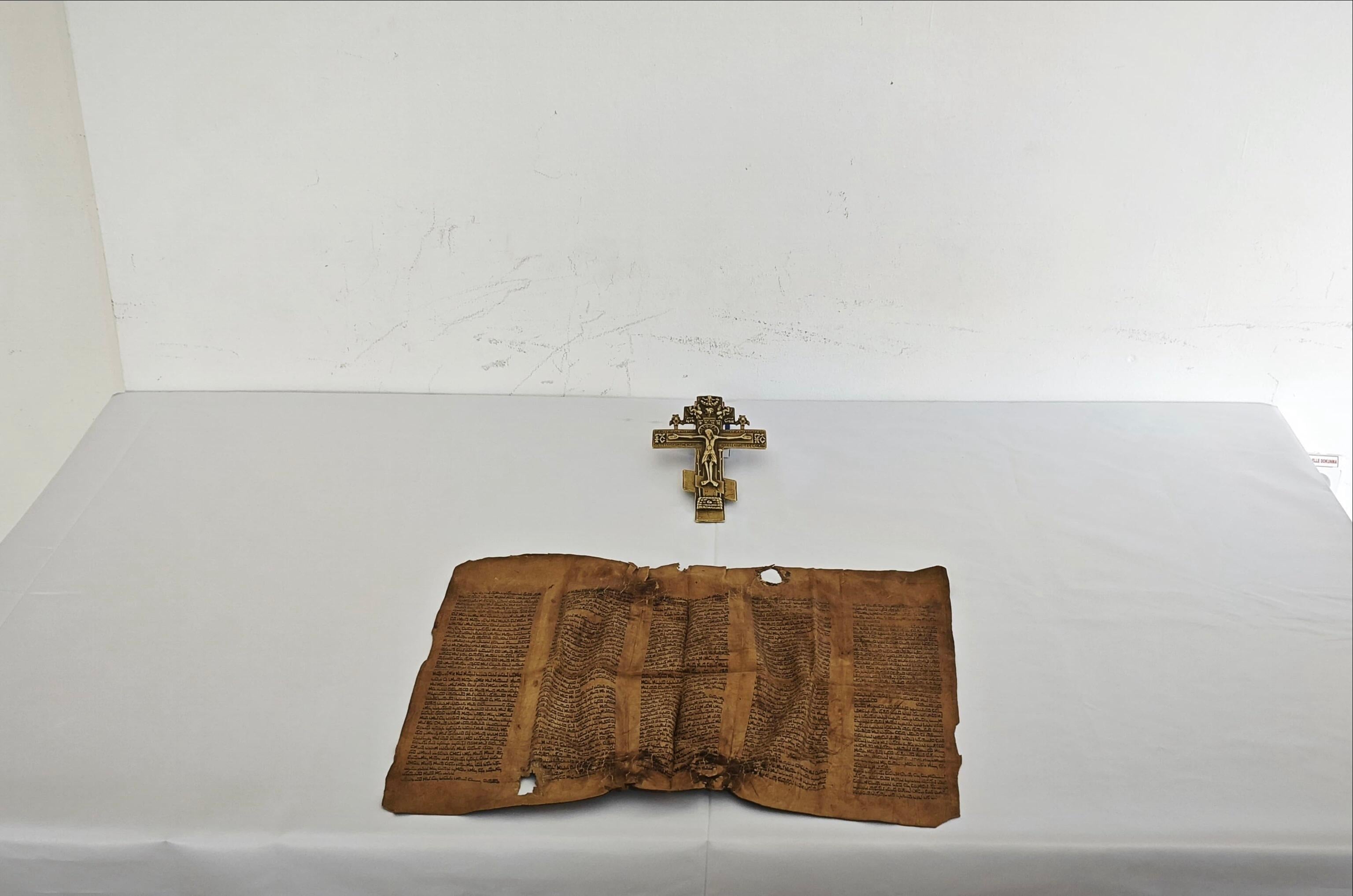 Erzurum'da tarihi eser operasyonu: Parşömen ile bronz haç ele geçirildi