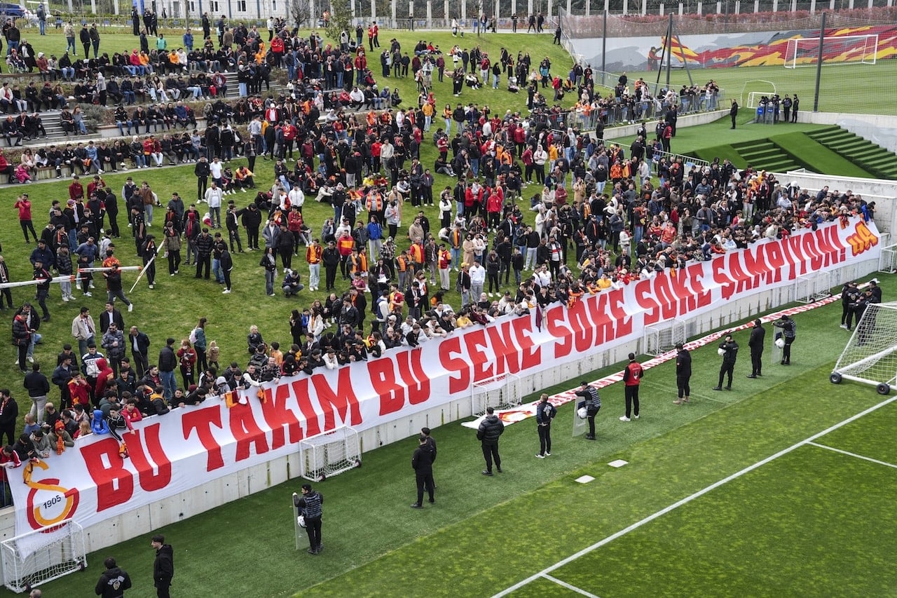 Galatasaray'da coşkulu antrenman! Taraftar moral verdi