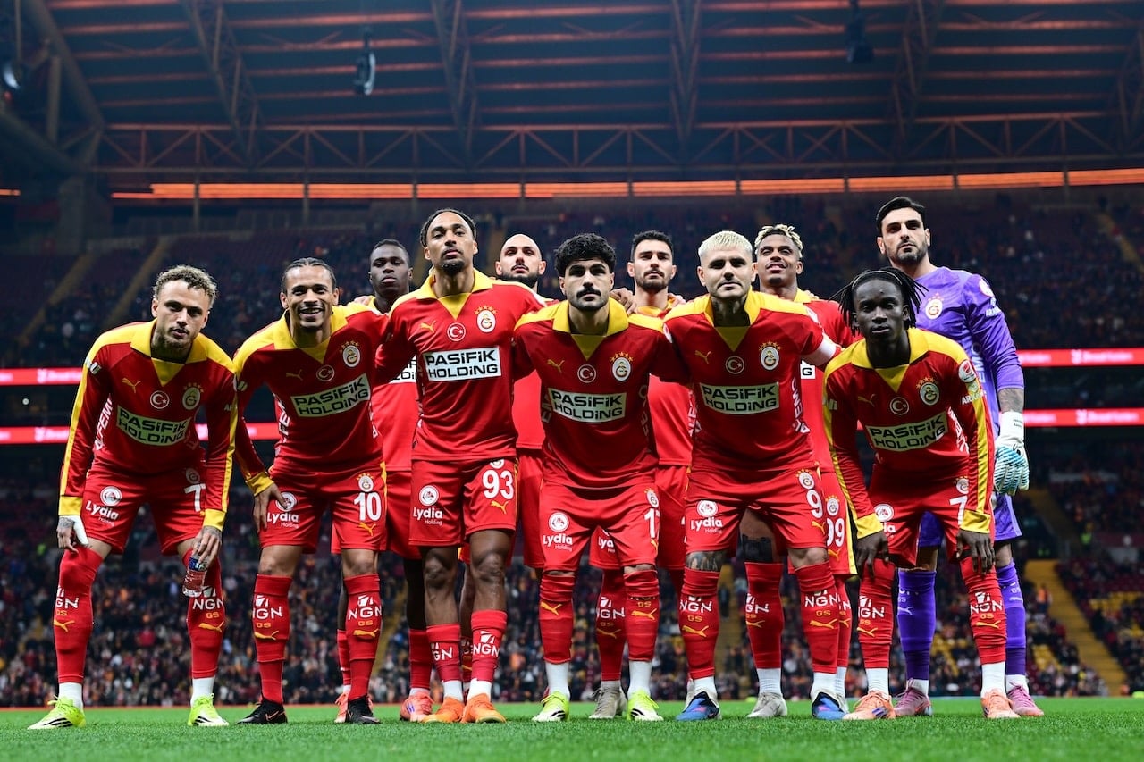 Galatasaray'da tribünlerden milli futbolcuya şok tepki!