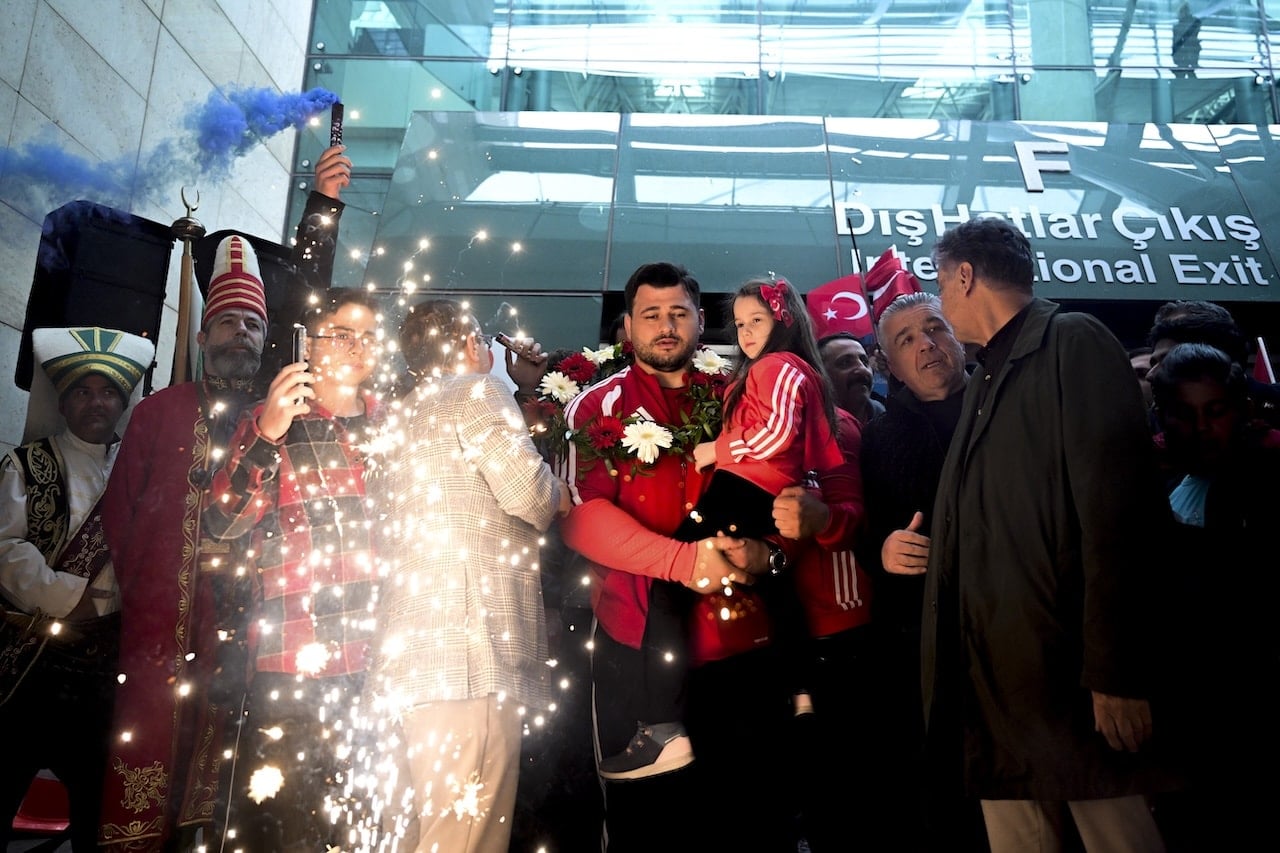 Rıza Kayaalp yurda döndü! Coşkulu karşılama