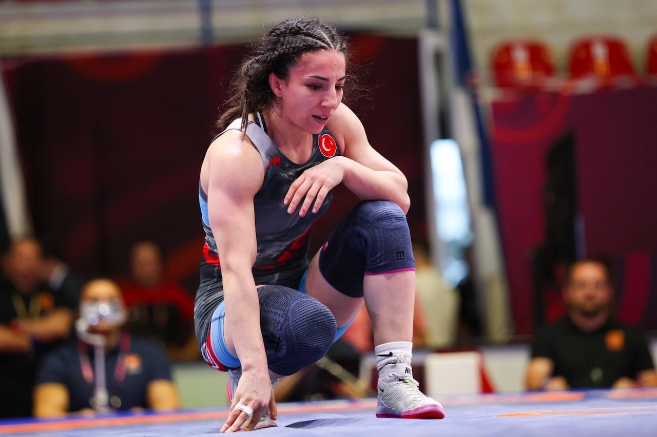 Milli güreşçi Avrupa ikincisi oldu, gözyaşlarını tutamadı