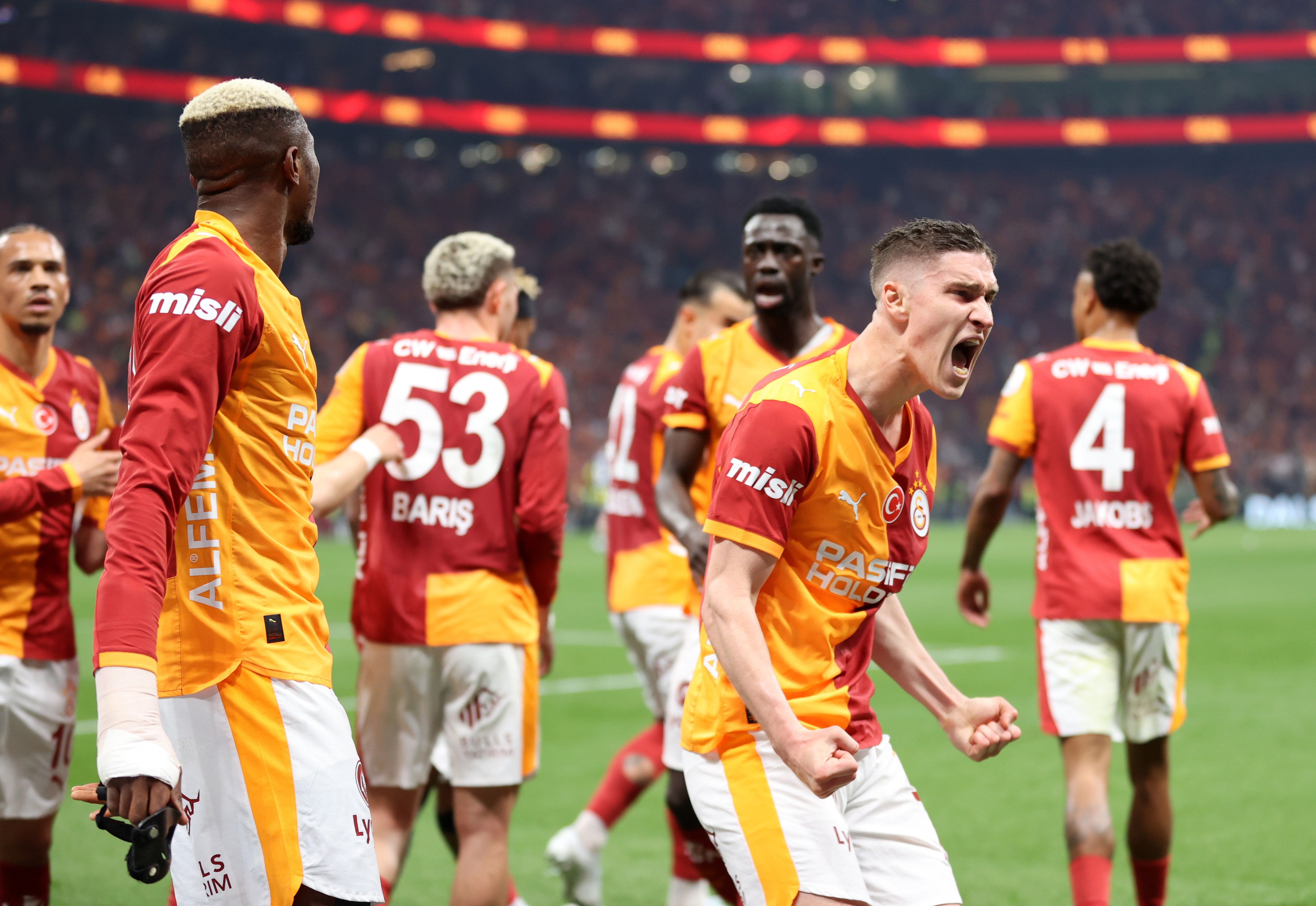 Galatasaray Fenerbahçe’yi sahadan sildi!