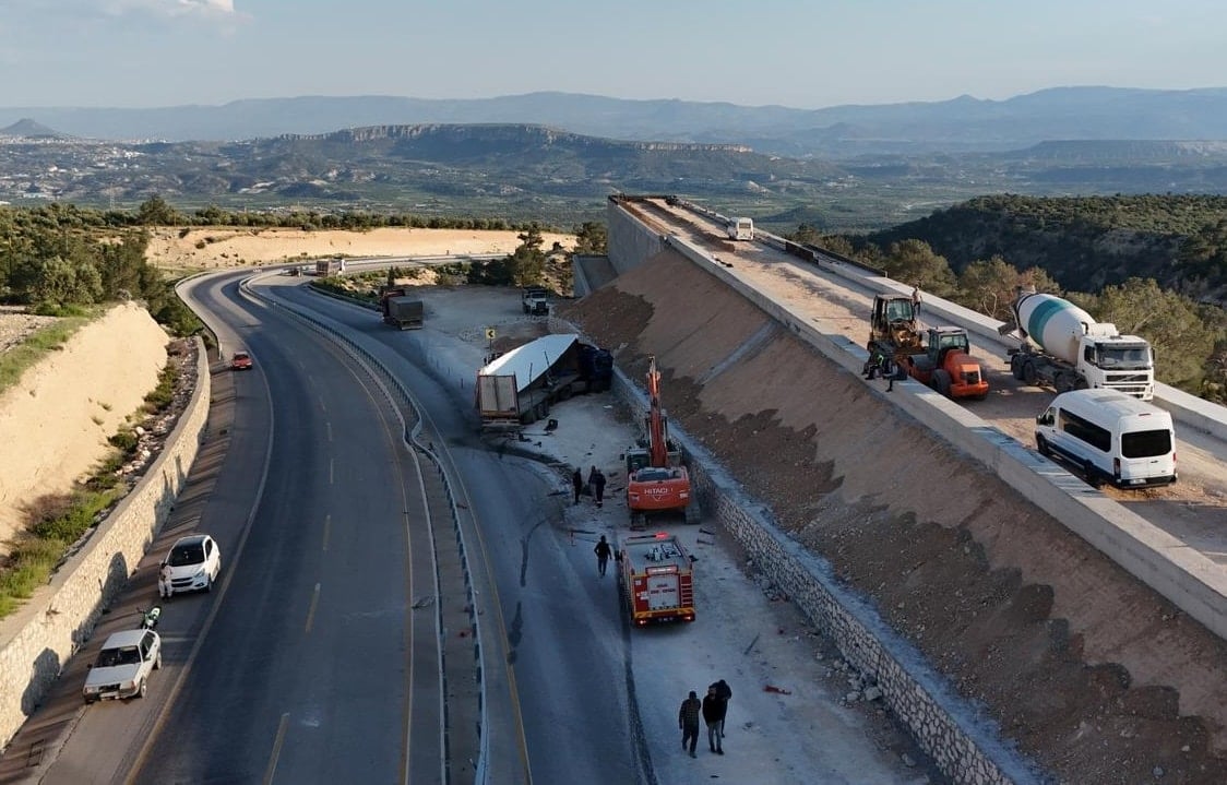 Freni boşalan tır faciaya neden oldu; 1 ölü 4 yaralı